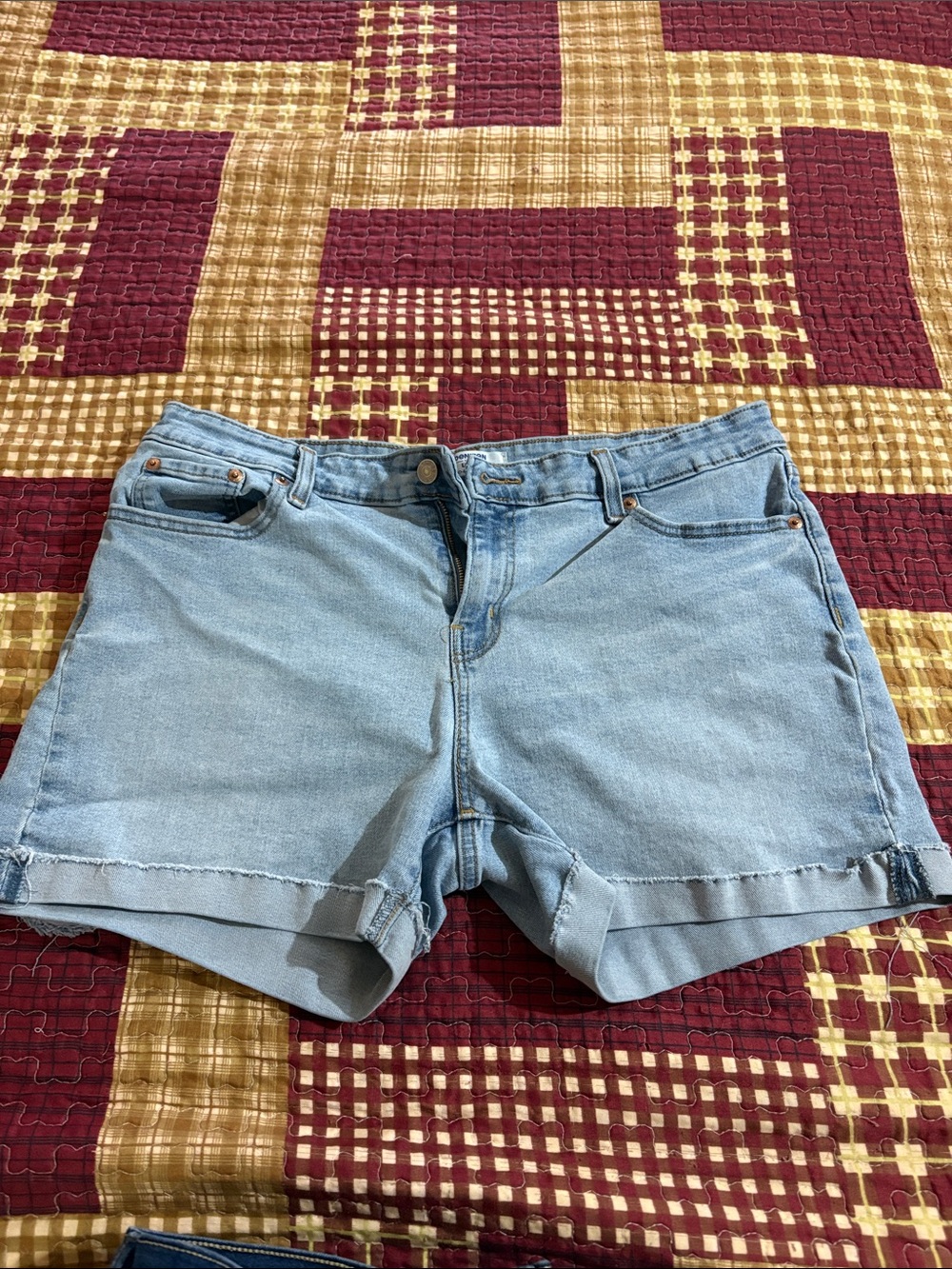 Denizen from Levi's Light Blue Denim Rolled-Hem Shorts